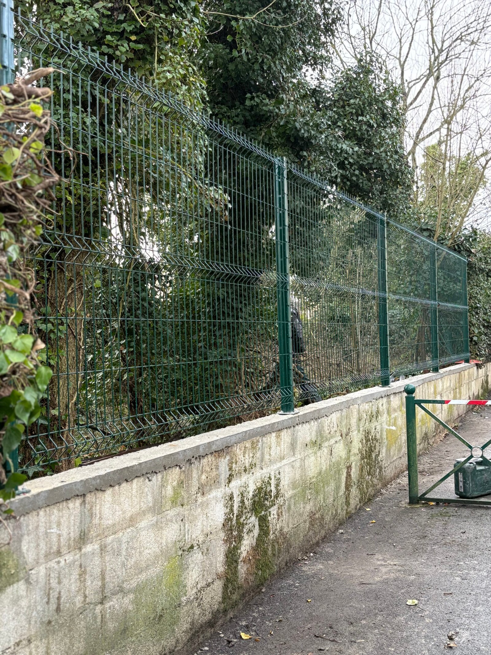 Pose De Cloture Rigide Sur Mur En Parpaing Existant 2