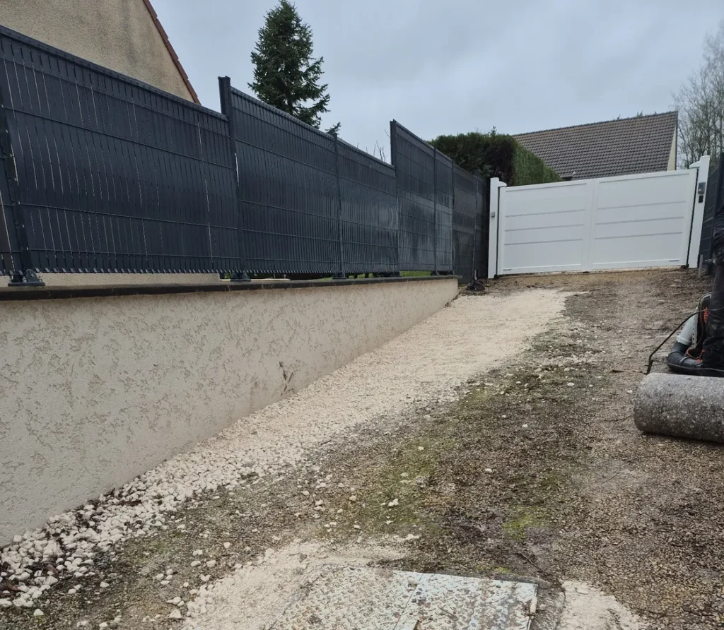 Pose De Grillage Rigide Avec Mise En Place De Mignonnette